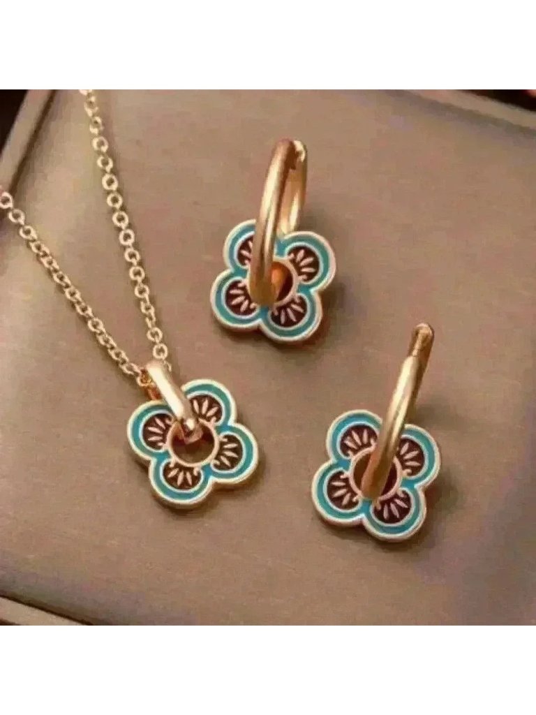 Clover Enamel Pendant & Earrings Set In Gold Necklace
